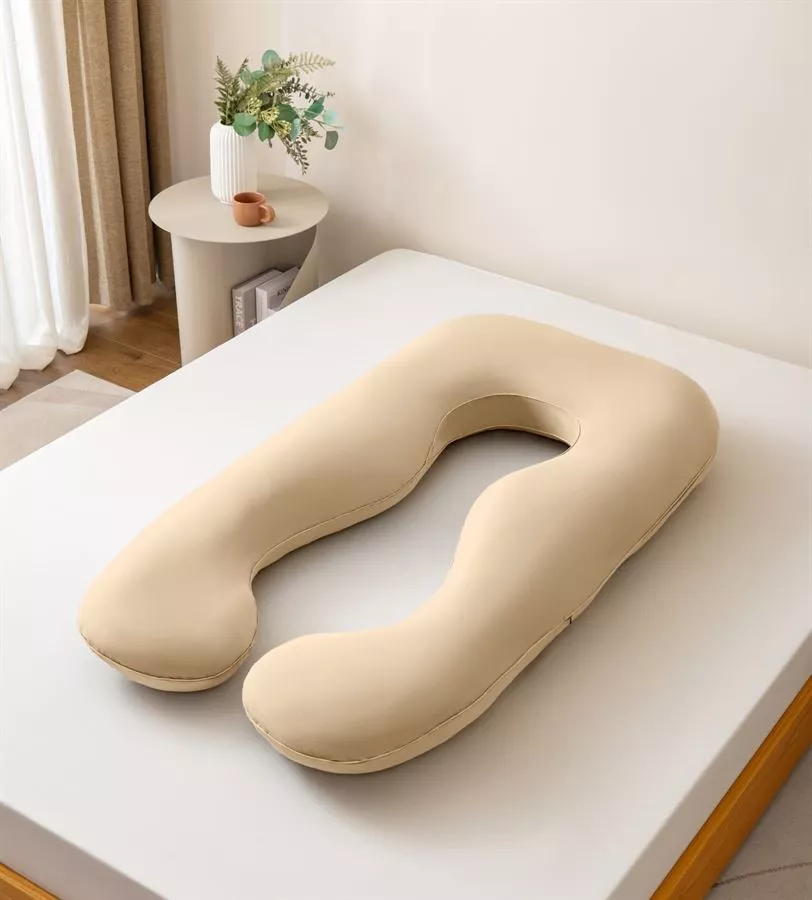 כרית הריון ויסקו מפנקת מבית B.k.import צבע שמנת-קרם